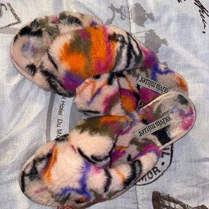 Olivia Miller cross strap fuzzy slippers!